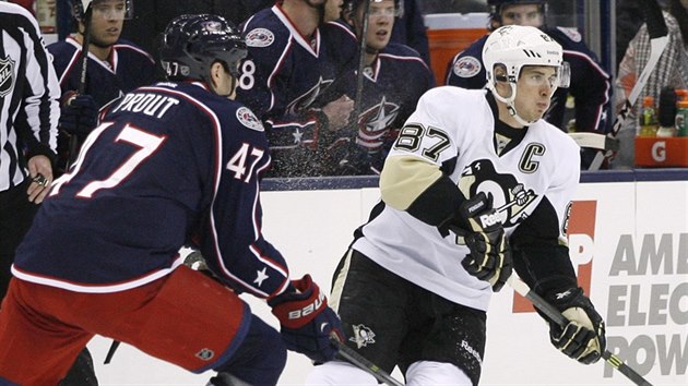 Sidney Crosby (vpravo) z Pittsburghu se ocitl pod tlakem Daltona Prouta z Columbusu.