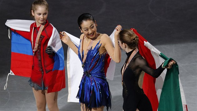 VTZKY. Individuln zvod en na svtovm ampiontu v krasobruslen v Japonsku ovldla tamn rodaka Mao Asadaov (uprosted), druh skonila Ruska Julia Lipnick (vlevo) a na tetm mst se umstila Italka Carolina Kostnerov.