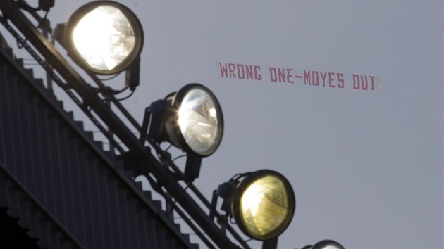 JASN VZKAZ. Ltajc transparent, kter lze voln peloit jako "ten neprav - Moyes ven!", vyzval bhem zpasu Manchesteru United s Aston Villou k rezignaci koue Rudch bl Davida Moyese.