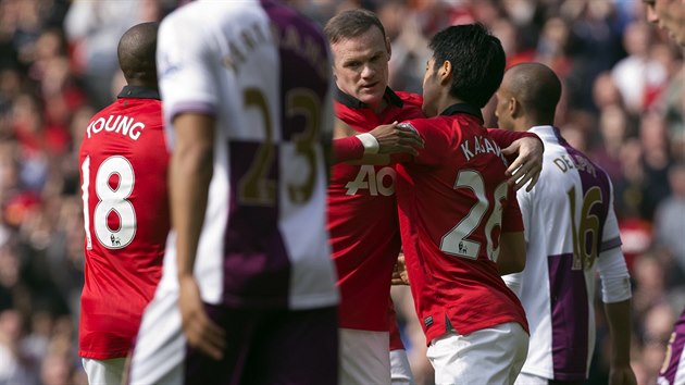 tonk Manchesteru United Wayne Rooney (uprosted) pijm gratulace ke vstelen brance do st Aston Villy.