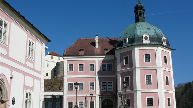 V těsném sousedství hradu byl v polovině 18. století vybudován zámek.