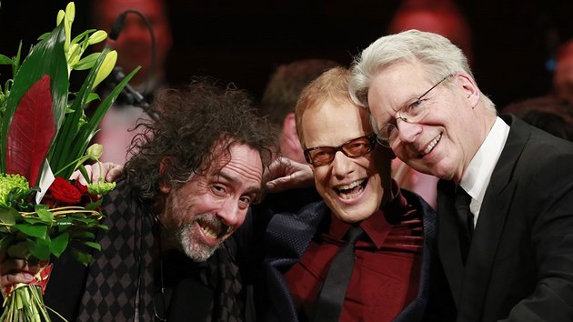 Reisr Tim Burton (vlevo), filmov skladatel Danny Elfman (uprosted) a dirigent John Mauceri na koncert v praskm Obecnm dom 25.3. 2014.