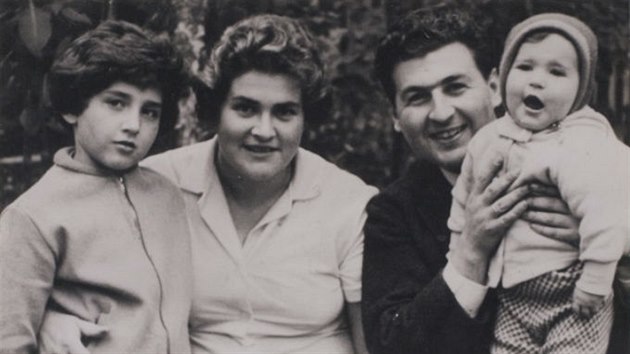 Evelina Merov se svou rodinou v 60. letech.