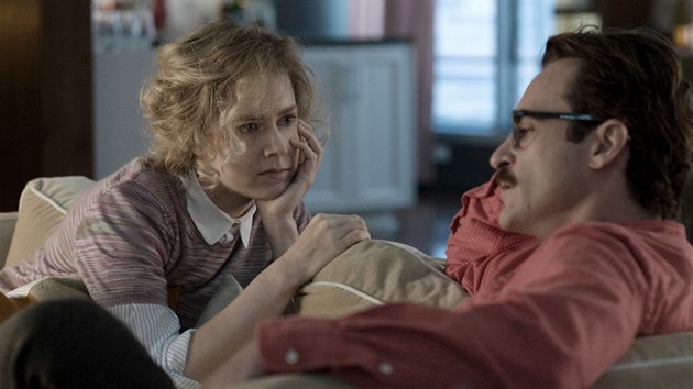 Amy Adamsov a Joaquin Phoenix ve filmu Ona