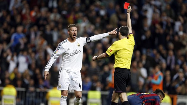 A VEN! Rozhod Undiano Mallenco ukazuje ervenou kartu Sergiu Ramosovi z Realu Madrid, zatmco se ze zem sbr barcelonsk Neymar.