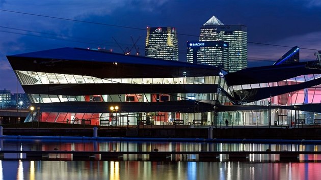 Budova The Crystal stoj na Royal Victoria Dock ve vchodnm Londn. Soust stavby spolenosti Siemens je stl expozice o udritelnm rozvoji. 