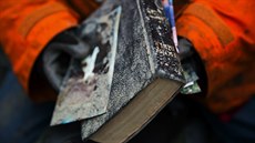 Záchraná drí zablácenou bibli, kterou nael na míst sesuvu pdy v americkém...