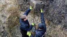 Archeologové spolen s pyrotechniky odkrývají na pedpolí lomu Bílina jedno z...