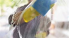 Souboj tradi�ních a novátorských metod mytí oken