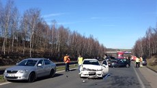 Hromadná nehoda esti aut zablokovala obousmrn silnici R7 Praha - Slaný