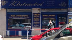 Zlatnictví v ulici Jana �elivského v Praze 3, z n�ho� m�li neznámí pachatelé...