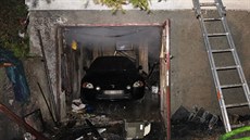 Plameny se nerozšířily do garáže, kde stálo osobní auto.Požár chaty v Říčanech...
