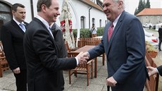 Prezident Milo� Zeman se vítá na volebním sjezdu Starost� a nezávislých v...