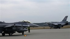 Americké a polské letouny F-16 na základn� Lask