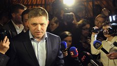 Slovenský premiér a prezidentský kandidát Robert Fico p�ichází 29. b�ezna ve�er...