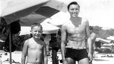 Já s Karlem Gottem na pláži v Bulharsku - Zlaté písky 1966