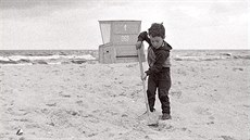 Můj tříletý bratr Zbyněk na pláži v NDR (Markgrafenheide blízko Warnemünde) v...