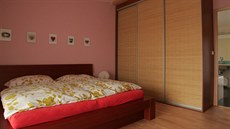 Zfetovaný mu� si lehl do lo�nice a usnul. ilustra�ní snímek