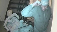 Dvojice s ko�árkem ukradla kameru.