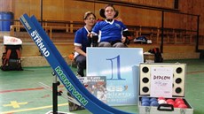 Adam poté, co se stal �ampionem ve h�e boccia. Na snímku s matkou a vybavením...
