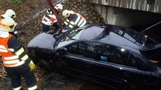 Automobil se dvma pasaéry skonil na boku v potoce pod mostkem (23. bezna...