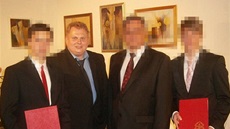 Daniela �ernaje (druhý zleva) policie stíhá kv�li mo�nému nakládání s