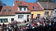 Několik set lidí se v pátek 28. března po poledni sešlo před domkem v Balbínově...