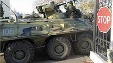 Ruské obrnné vozidlo vjídí na ukrajinskou základvu v Belbeku. (22. bezna...