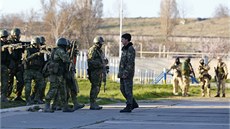 Ukrajinský voják jedná na základ v Belbeku s ruskými ozbrojenci. (22. bezna...