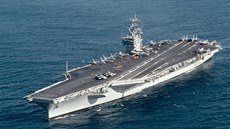 Americká letadlová lo Nimitz.
