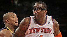 Amar'e Stoudemire z New York Knicks u míe, brání ho David West z Indiany. 
