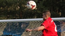 Petr Zapala� z Frýdku-Místku hlavi�kuje na branku Táborska. 