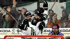 Hokejisté Mladé Boleslavi se radují z gólu. 
