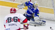 Branká� Zlína Tomá� �t�rala zasahuje, dojí�dí k n�mu hradecký Tomá� Mertl.  