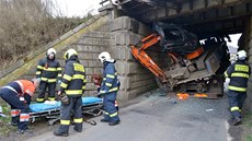 �idi� nákladního auta s bagrem na korb� se neve�el pod viadukt v Nebanicích.