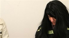 Zde�ka Rozsypalová (vpravo) s obhájkyní Janou Volrábovou u soudu v Plzni.