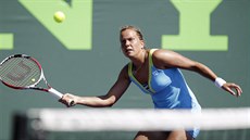 �eská tenistka Barbora Záhlavová-Strýcová v duelu s Ukrajinkou Elinou...