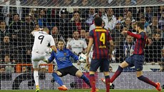 Karim Benzema (vlevo) z Realu Madrid stílí gól v souboji s Barcelonou.