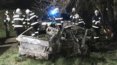 P�i nehod� auta u obce Grunta na Kolínsku zem�eli dva lidé.