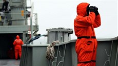 Posádka australské námořní lodi HMAS Success pátrá v jižní části Indického...