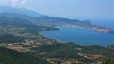 Pohled na záliv Rada di Portoferraio a Monte Capane (1019 m), nejvy��í vrchol...