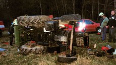 Pi pevrácení traktoru se zranil idi i spolujezdec. Jednoho z mu stroj...