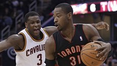 Terrence Ross (vpravo) z Toronta uniká kolem Diona Waiterse z Clevelandu.