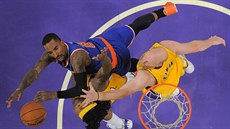 J. R, Smith (vlevo) z New Yorku zakonuje na ko LA Lakers pes Jordana Hilla...