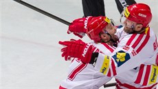 Tinetí útoníci Martin Rika (vlevo) a Radek Bonk se radují z gólu.