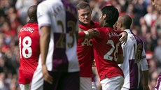 Útoník Manchesteru United Wayne Rooney (uprosted) pijímá gratulace ke...