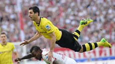 STAV BEZTÍ�E? Dortmundský Henrikh Mkhitarjan Arthur Boka (naho�e) svádí souboj...