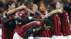 BRAVO. Mario Balotelli (s �íslem 45) p�ijímá gratulace od spoluhrá�� z AC...
