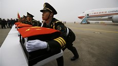 íntí vojáci si na letiti v jihokorejském Inchonu vyzvedli ostatky 437