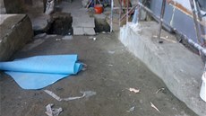 Vstup do domu. Vchází se p�es desky nad výkopem.
